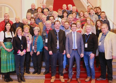 Gäste aus dem Landkreis Lindau besuchen Beißwenger im Bayerischen Landtag

Rund 40 interessierte Bürgerinnen und Bürger aus dem Kreis Lindau, darunter zahlreiche Mitglieder der Erzeugergemeinschaft der Lindauer Obstbauern sowie Mitglieder der CSU Wasserburg und Lindau, haben den Landtag besucht und sich aus erster Hand über die bayerische Landespolitik informiert. Nach einem informativen Film über die Arbeit des Parlaments stand der CSU Landtagsabgeordnete seinen Gästen im Plenarsaal Rede und Antwort. Beißwenger gehört den Ausschüssen für Ernährung, Landwirtschaft und Forsten und Umwelt und Verbraucherschutz an. Hier werden Themen erörtert, die sowohl Landwirtschaft wie auch den ländlichen Raum betreffen. Mir ist es ein großes Anliegen, den Menschen aus meiner Region Einblicke in meine Arbeit zu geben, so Beißwenger, der regelmäßig Besuchergruppen im Landtag empfängt. Neben landwirtschaftlichen Themen nahm Beißwenger zu aktuellen politischen Themen Stellung wie der Inneren Sicherheit. Aber auch kommunales wie die Straßenausbaubeitragssatzung oder die neue Winterdienstordnung in Lindau, die einige der anwesenden Landwirte treffen wird, kamen zur Sprache. Am Nachmittag stand ein Besuch auf dem Christkindlmarkt auf dem Programm, um den ersten Weihnachtsbaum aus dem Allgäu (von der Gemeinde Weiler-Simmerberg) auf dem Münchner Marienplatz in Augenschein zu nehmen und zu loben.
