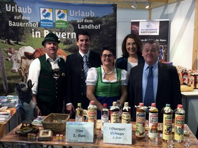 Besuch auf dem Stand "Urlaub auf dem Bauernhof" in der Bayernhalle