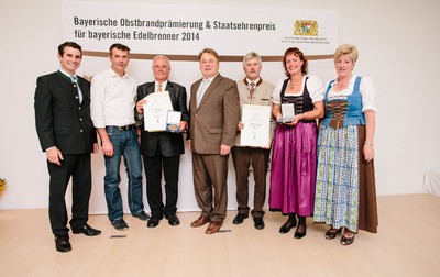 Landtagsabgeordneter Eric Beißwenger, Jürgen Spieler (Kleinbrennerverband Lindau), Josef Hornstein, der den Preis für seinen Sohn Roland Hornstein (Brennerei Hornstein am See) entgegennahm, Staatsminister Helmut Brunner, Peter Ganal und Ulrike Ganal (Brennerei Hof Ganal) sowie Landtagsabgeordnete Angelika Schorer