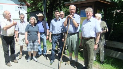 Zusammen mit dem Fraktionsvorsitzenden Thomas Kreuzer wanderte Landtagsabgeordneter Eric Beißwenger auf dem Carl-Hirnbein-Weg.