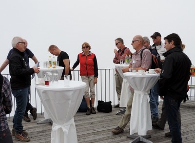 Augustin Kröll, Geschäftsführer der Fellhornbahn GmbH, informiert die Landtagsjournalisten aus München und Abgeordneten über die Bedeutung der Bergbahnen für den Tourismus in und rund um Oberstdorf