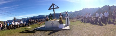 Anlässlich der 15. Internationalen Älplerletze fand bei strahlendem Sonnenschein ein feierlicher Berggottesdienst statt, musikalisch umrahmt von ca. 50 Alphornbläsern. Besondere Gäste  waren die Schellenschittler-Gruppe "Ischellner Churfirsten" aus der Schweiz.