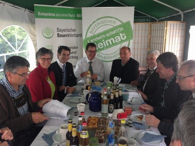 Am Rande der Allgäuer Festwoche lud Alfred Enderle vom Bayerischen Bauernverband zu einem Pressegespräch mit Bundesminister Dr. Gerd Müller und Landtagsabgeordneten Eric Beißwenger. Heiß diskutiert wurde dabei die anstehende Änderung der Düngeverordnung, durch die Sperrfristen eingeschränkt  werden sollen, der Einsatz kostenintensiver Technik vorgeschrieben und niedrigere Obergrenzen sowie viele weitere Auflagen eingeführt werden könnten. 
Nach Ansicht des Bayerischen Bauernverbandes sind die vorliegenden Änderungen für eine Verschärfung der Düngeverordnung nicht praxistauglich und darüber hinaus mit erheblichen Kosten  und Aufwand für die bayerischen Betriebe verbunden. Bei einer bedarfsgerechten Nährstoffversorgung muss das Fachwissen der Landwirte im Vordergrund stehen, kritisierte Alfred Enderle, und nicht starre Regeln. Die Kompetenz muss zurück zum Bund, fordert Eric Beißwenger, und weg von der EU. Wenn Nitratgrenzwerte überschritten werden, können wir regional eingreifen. Bundesminister Dr. Gerd Müller und Landtagsabgeordneter Eric Beißwenger wollen gemeinsam hierfür einen Antrag formulieren. Wichtig sei eine bodengebundene Produktion. Müller betonte die globalen Auswirkungen jeglicher Landwirtschaftspolitik. Er fordert faire und gerechte Preise für Leistung der Landwirtschaft. Nur gemeinsam sind wir stark, bekräftigte Hans Epp vom Milchwirtschaftlichen Verein zum Abschluss.

Im Bild von links nach rechts: Erich Krug (Geschäftsführer der Geschäftsstelle des Bayerischen Bauernverbands in Kempten), Kreisbäuerin Monika Mayer, Landtagsabgeordneter Eric Beißwenger, Bundesminister Dr. Gerd Müller, Alfred Enderle (Bezirkspräsident des Bayerischen Bauernverbands in Schwaben), Hans Epp (Vorsitzender des Milchwirtschaftlichen Vereins), Norbert Meggle (Vorsitzender der Allgäuer Herdebuchgesellschaft) und Dr. Alois Kling (Leiter des Amtes für Landwirtschaft, Ernährung und Forsten)