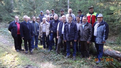 Von links: Andreas Lechner, Rehling, Aichach-Friedberg, Ludwig Geitner, ALEF Immenstadt, Siegfried Ziegler, stv. Jagdvorsteher Harbatshofen, Elmar Karg, BBV-Kreisobmann Lindau, Hubert Stark,
Jäger, Ludwig Schmied, Weißensee, Ostallgäu, Alois Schmölz, Untrasried, Ostallgäu, Alfons Frey, Dinkelscherben, Augsburg, Alois Hartmann, Bad Grönenbach, Unterallgäu, Max Ostheimer,
Petersthal, Oberallgäu, Michael Wiedemann, Krumbach, Günzburg, Peter Fink, Wildpoltsried, Oberallgäu, Rolf Wiedemann, Jagdpächter, Alfred Enderle, BBV-Bezirkspräsident, MdL Eric
Beißwenger, Engelbert Bechteler, Sonthofen, Oberallgäu, Jürgen Meitinger, Laugna, Dillingen, Walter Bingger, Hergensweiler, Lindau, Johann Regele, Erlbach, Donau-Ries, Albert Lacher,
Harbatshofen, Lindau, Karl Knoll, Schwabmünchen, Augsburg