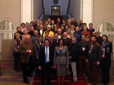 Gruppenbild mit der Bayerischen Staatsministerin für Wirtschaft und Medien, Energie und Technologie und Stellvertretenden Ministerpräsidentin Ilse Aigner und MdL Eric Beißwenger auf der roten Treppe im Bayerischen Landtag