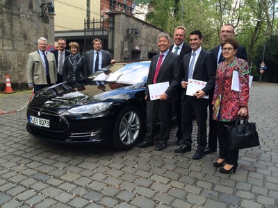 Alan Atzberger vom Unternehmen Tesla Motors hat vor dem Bayerischen Landtag in München
einen elektrisch angetriebenen Vorführwagen präsentiert. Mit dabei waren auch zahlreiche CSULandtagsabgeordnete,
die sich umfangreich informierten. Unser Foto zeigt links neben dem Fahrzeug (von
links) die bayerischen Landtagsabgeordneten Ludwig Freiherr von Lerchenfeld, Hans Ritt, Tanja Schorer-
Dremel und Anton Kreitmair. Rechts neben dem Pkw stehen (von links) die bayerischen
Landtagsabgeordneten Otto Hünnerkopf, Volker Bauer (dahinter), Eric Beißwenger, Alexander Flierl und
Gudrun Brendl-Fischer.