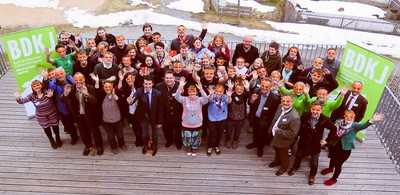 Die Delegierten des BDKJ-Diözesanverbands Augsburg mit dem Blick durch die U 28-Brille auf die Politik. Die Veranstaltung unter dem Motto "Katholisch - Politisch - Aktiv" fand 
im Kolping Allgäuhaus in Wertach statt.