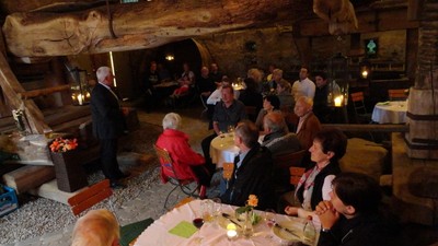 Nachdem der Sommer eine kurze Pause eingelegt hat, war es umso gemütlicher bei Hock der CSU Lindau im Torggel. Während sich die Gäste das Grillgut schmecken ließen, berichteten MdL Eric Beißwenger aus dem Landtag und Karl Schober aus dem Stadtrat.