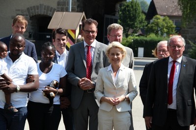 Bundesverteidigungsministerin Ursula von der Leyen informierte sich in der Grüntenkaserne in Sonthofen über die aktuelle Lage in der Flüchtlings-Erstaufnahmeeinrichtung auf dem Kasernenareal. Mit dabei waren u. a. Bundesminister Dr. Gerd Müller, Staatsminister Marcel Huber, Landrat Anton Klotz und die Landtagsabgeordneten Eric Beißwenger und Eberhard Rotter.
© Bild: WK Dr. Gerd Müller