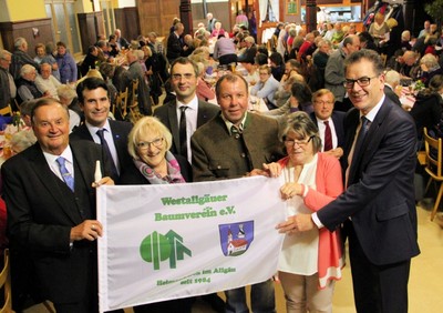 Bei der Mitgliederversammlung des Westallgäuer Baumvereins: Vorstand Günther Holdenried, MdL Eric Beißwenger MdL, Monika Burkhardt, Bürgermeister Eric Ballerstedt , Roland Kranz, Yvette Reimann und Bundesentwicklungsminister Dr. Gerd Müller
© Bild: WK Dr. Gerd Müller