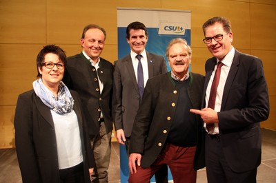 Ulla Rossa (stellvertretende OV), CSU Ortsvorsitzender Adalbert Schall, MdL Eric Beißwenger, Altbürgermeister Eduard Geyer und Bundesentwicklungsminister Dr. Gerd Müller
© Bild: WK Dr. Gerd Müller