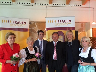 Herzlichen Glückwünsch an die Vorsitzende Irene Kraus und die Frauen-Union Oberstdorf für 40 Jahre engagierten Einsatz: zu den Gratulanten gehören Staatsministerin Dr. Beate Merk, Abgeordneter Eric Beißwenger, der den Festvortrag "Politik ist nicht nur Männersache. Demokratie ist nur mit Frauen zukunftsfähig" hielt und CSU Ortsvorsitzender Adalbert Schall. Umrahmt werden sie von Barbara Ess, stellvertretende Vorsitzende, und Margarete Schreiber.
Herzlichen Dank an alle Beteiligten für das rundum gelungene Fest!  