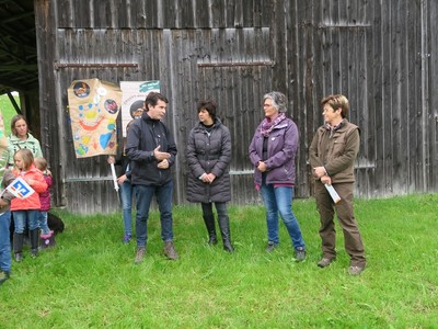 Aktion Kids for Kitz! Gemeinsam gegen den Mähtod: Abgeordneter Eric Beißwenger, jagdpolitischer Sprecher im Bayerischen Landtag, Landwirt und Jäger im Gespräch mit Paula Wölfle, Jägerinnenforum Schwaben  und Kreisbäuerin Monika Mayer