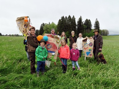 Jetzt rücken die Mähmaschinen aus und gleichzeitig setzen die Rehgeißen ihre 1-2 Kitze meist ins hohe Gras. Leider flüchten die Kitze bei Gefahr nicht, sondern drücken sich ganz dicht auf den Boden und warten bis der Feind abgezogen ist.  Dieses Drückverhalten wird ihnen aber zum Verhängnis und jedes Jahr fallen viele, viele Kitze den Mähmaschinen zum Opfer. Auch durch genaues Beobachten durch die Landwirte bei den Mäharbeiten ist es aufgrund der großen, hohen und schnellen Maschinen meist nicht möglich, die Kitze rechtzeitig zu erkennen. Vorheriges Durchsuchen der Wiesen durch den Jäger mit seinem Hund bringt auch nicht immer Erfolg, da die Jungtiere durch ihr Drückverhalten kaum zu sehen und für den Hund in den ersten Lebenswochen nicht zu wittern sind. Nur durch Zusammenarbeit können Landwirte und Jäger das Ausmähen von Kitzen verringern!

Dafür wurden bunte Scheuchen von Paula Wölfle (Jagdpächterin Krugzell) und Petra Ehrenhöfer (Elternbeirat) mit dem Kindergarten und der Grundschule Krugzell gebastelt. BBV-Kreisbäuerin Monika Mayer und Landfrauen machten sich mit einer Ministrantengruppe an die Arbeit. Die Wildscheuchen sollen 1-2 Tage vor der geplanten Mahd aufgestellt werden. Dies veranlasst die Rehgeiß ihre Kitze aus der vermeintlichen Gefahrenzone herauszuführen und so in Sicherheit zu bringen.