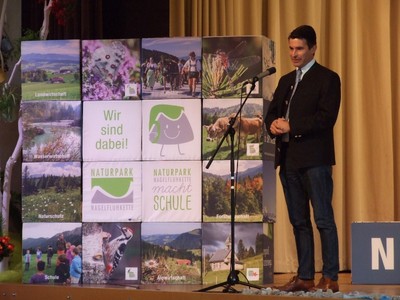 Grußworte anlässlich des Projektstarts Nagelflugkette macht Schule. Die Schule Fischen-Ofterschwang ist ab sofort Naturparkschule. herzliche Glückwunsch an alle Beteiligten! Den Schülerinnen und Schülern wünschen wir spannende Abenteuer, überraschende Entdeckungen, kreative Experimente und vor allem viel Spaß in und mit der Natur. 