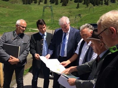 Riedberger Horn: Ministerpräsident Horst Seehofer macht sich ein Bild von der Situation vor Ort. Die Gemeinden Balderschwang und Obermaiselstein haben ein landesplanerisches Zielabweichungsverfahren beantragt, damit die Skigebiete Grasgehren und Balderschwang durch einen Lift verbunden werden können. 