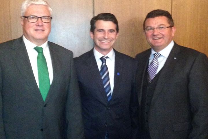 Der Bad Hindelanger CSU-Landtagsabgeordnete Eric Bei�wenger ist bei der Bezirksversammlung der Mittelstands-Union Schwaben in K�nigsbrunn zum stellvertretenden Bezirksvorsitzenden gew�hlt worden. Unser Bild zeigt Bei�wenger (Mitte) gemeinsam mit dem alten